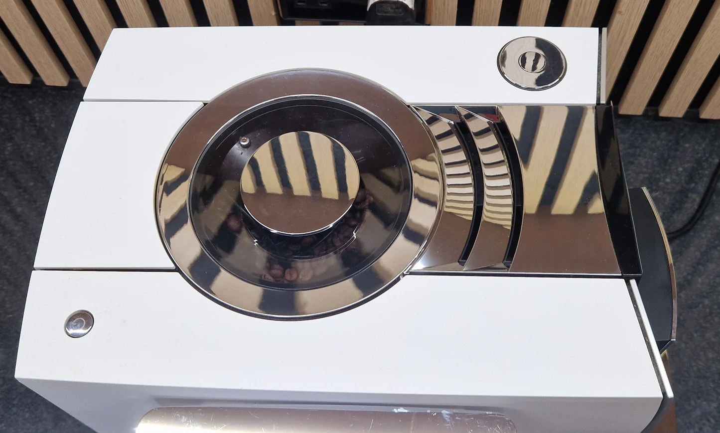JURA Z10 Bean-to-Cup Coffee Machine – Aluminium White | Pre-Owned