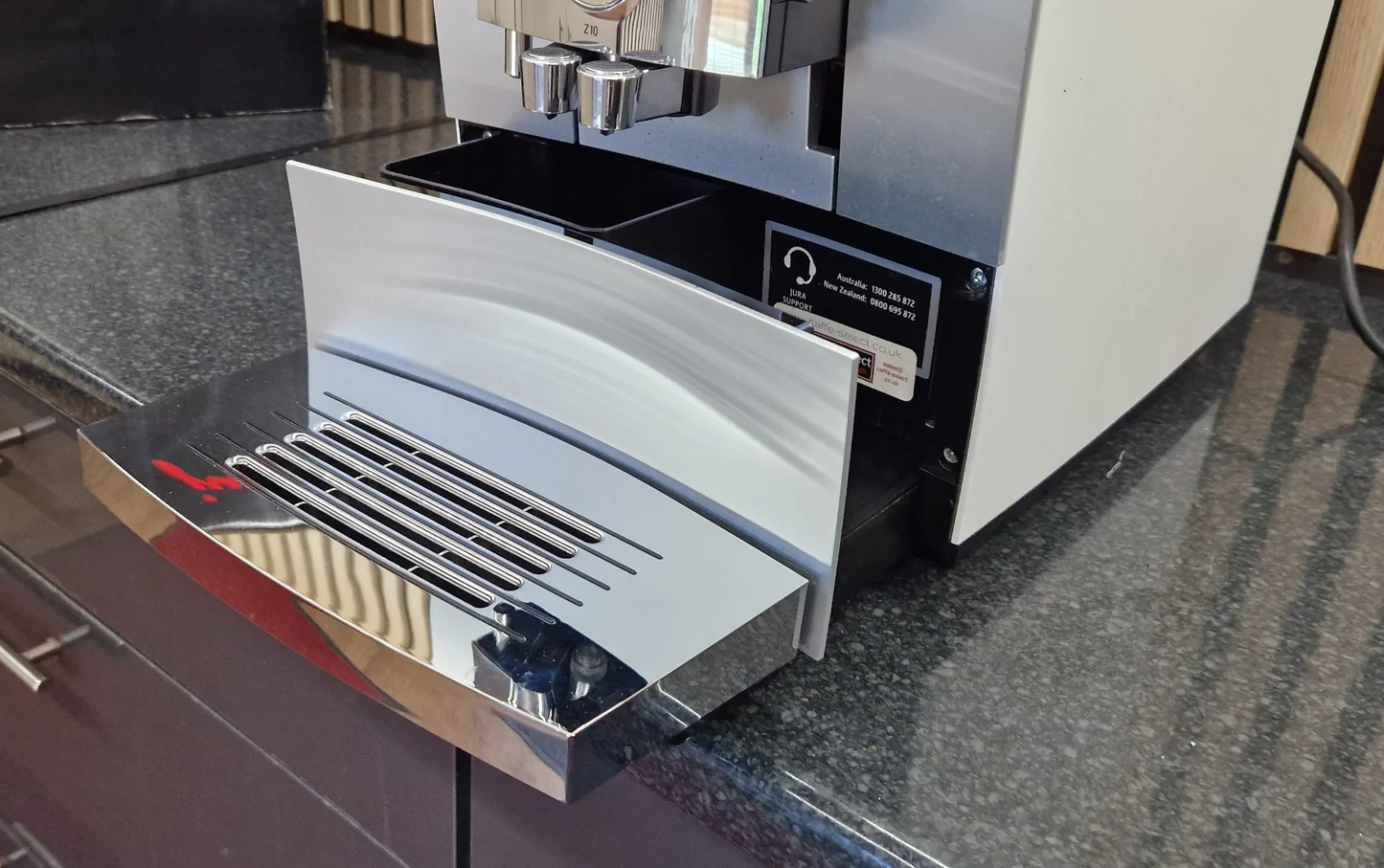 JURA Z10 Bean-to-Cup Coffee Machine – Aluminium White | Pre-Owned